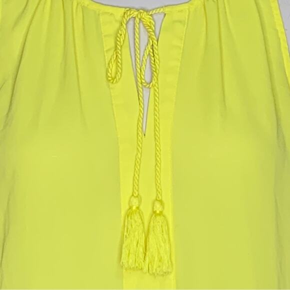 Violet & Claire Top Sleeveless Bright Yellow Tassel Tie Neck Pullover Size L - Picture 3 of 9
